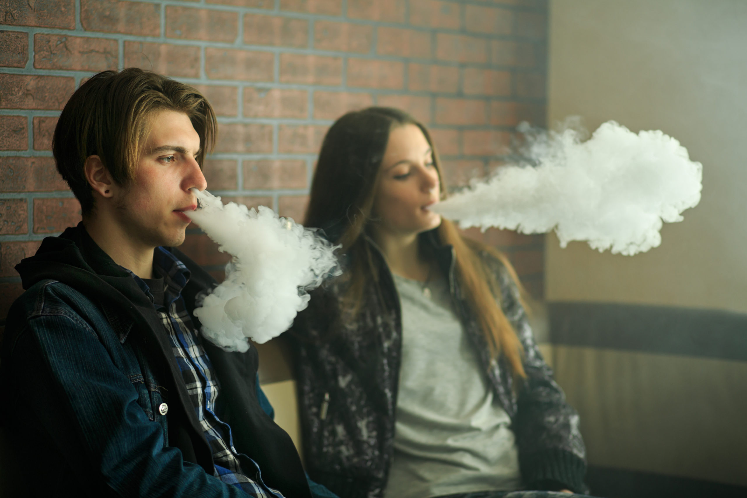 Подростки парят. Подросток курит. Курение подростков. Школьники курят. Подростк с электронный сигаретой.